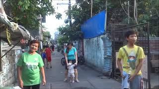 Phillipines Waling on Back Alley in Manila フィリピン：マニラの裏通りを歩く