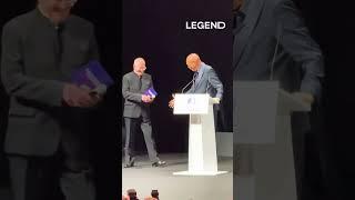 IL RENCONTRE MORGAN FREEMAN À 81 ANS APRÈS AVOIR FAIT SA VOIX FRANÇAISE PENDANT 35 ANS 