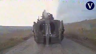 Un dron kamikaze persigue a un BMP ruso que no logra evitar el impacto