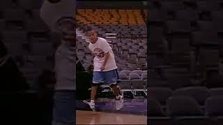 ⏪ Young Stephen & Seth Curry hoopin at the Raptors’ arena.