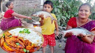 VILLAGE STYLE FISH CURRY COOKING & EATING BY SANTALI TRIBE GIRL  big fish curry  masala fish curry