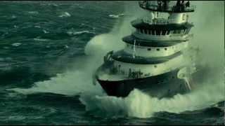 Monster Waves Ramming Huge Ships