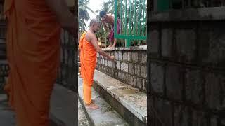 #Pejawar Mutt pontiff Sri Vishwaprasanna Teertha Swamiji displaying the easy method to catch #snake.