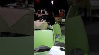 Moglie trova il marito a cena con lamante