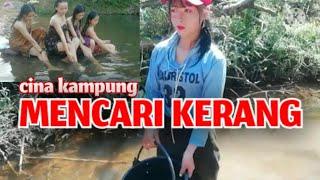 CINA KAMPUNG SEHARI - HARI   abg bocil cina kampung mencari kerang dan mandi bareng di sungai 2021