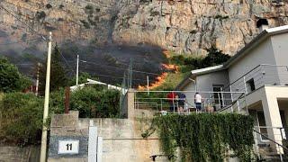 Sicilia assediata dagli incendi le fiamme lambiscono le abitazioni a Palermo