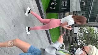 街拍粉色瑜伽裤美女