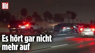 Massenkarambolage auf Autobahn Ein Auto kracht ins nächste