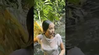 Perawan Desa Mandi Di Sungai tembus pandang