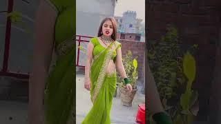 Hot Young Bhabhi in Green #saree in #backlessblouse and Navel #reels #beautiful #dancing #desi