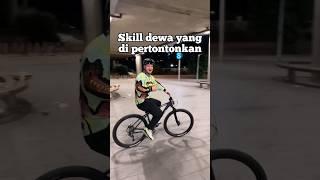 Pria bersepeda dengan tingkat skil luar biasa   #shorts #fun