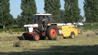 Hooi in kleine balen persen met Case 1290 en New Holland 945 kleinpakpers 2022