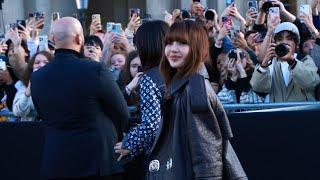  Lisa looks stunning at Louis Vuitton Paris Fashion Week