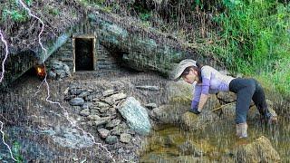 The girl braved the heavy rain build shelter under a large rock - MsYang Survival