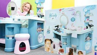 Nicole packt ihren neuen Schönheitssalon aus. Spielzeug Video für Kinder