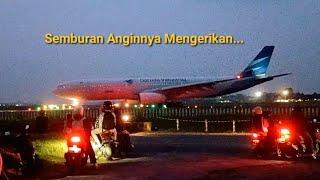 DAHSYAT SEKALINonton Dari Dekat Pesawat Haji Garuda Indonesia Take Off Di Pinggir Jalan Raya