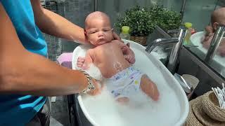 dad teaches how to bathe a newborn correctly