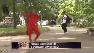 Pegadinha - Folgado com Bola de Futebol Assusta Galera em Praça