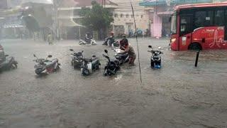 naik atas bumbung terus turun hujan lebat