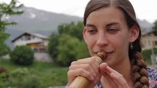 Lisa Stoll nous offre une petite démo de cor des Alpes