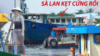 sà lan kẹt cứng khi qua đoạn sông này