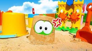 Ам Ням и прятки в песочнице Игры и развивающее видео про игрушки Om Nom