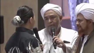 Beruntungnya pemuda ini melantunkan dua kalimat syahadat berama Habibana Alhabib Umar Bin Hafidz