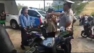 Driver adu mulut dengan POLiSI  ternyata gag tau nya driver ini