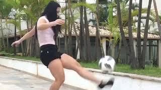 Cewek cantik main bola