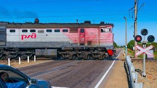 RailWay. Russian Diesel Locomotive 2TE10M with passenger train Тепловоз РЖД 2ТЭ10М с пассажирским