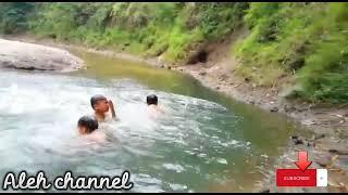 keseruan rombongan bocil mandi disungai sambil berenang