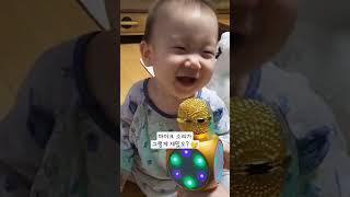 Funny Baby Laughing  마이크 소리 듣고 소리내서 웃는 아기 잘 웃는 아기 영상 #shorts