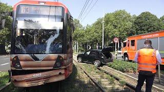 PKW missachtet Abbiegeverbot - kollidiert mit Stadtbahn Kind verletzt in Bonn-Hochkreuz am 05.09.24