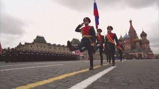 Wladimir Putin zeigt was er hat Gigantische Militärparade auf dem Roten Platz in Moskau