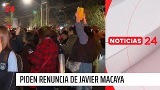 Manifestación frente a la sede de la UDI piden renuncia de Javier Macaya