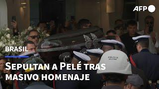 El rey Pelé fue sepultado en Brasil tras masivo homenaje  AFP