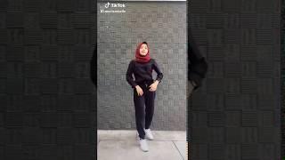 Cewek jilbab pamer dada mulus