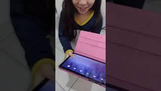 Reação da Eduarda ganhando um tablet 