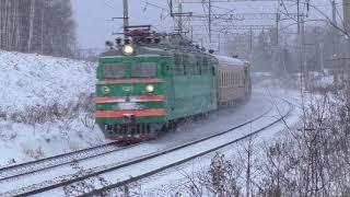 GREEN LOCOMOTIVES WITH A FREIGHT TRAIN