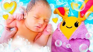Bath time for a newborn Mommy for Lucky videos for kids  Babies & toys for kids