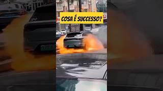 AUTO ELETTRICA PARCHEGGIATA PRENDE FUOCO senza motivo