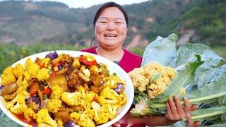 Xia Jie in northern Shaanxi There is a bumper harvest of cauliflower in the field. The hand-made