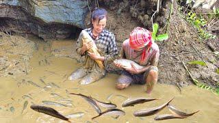 clean the grass catch fish in the pond with my mother  Bàn Thị Diết