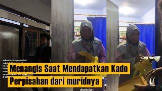 Viral Video  Seorang Guru Menangis Saat Mendapatkan Kado Perpisahan dari Muridnya