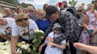Долгожданная встреча у могилы Юры Шатунова в День памяти  Ульяночка с букетом белых роз