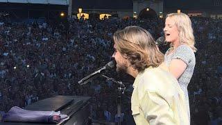 Álvaro Soler singt mit Nancy “En Tu Piel“ Bühnenperspektive live Dresden 22.07.2022