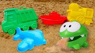 Игрушки Ам Ням и Машинки на пляже - Большой сборник видео про игры и игрушки Ам Няма в песочнице