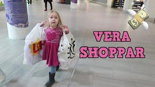 Vera köper vad hon vill i hela köpcentrumet