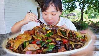 Qiu Mei fried a pickled pepper pork liver to cover rice today. It was sour and spicy and appetizing