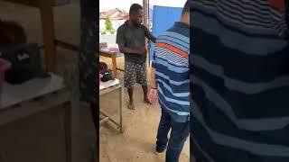 Oknum TNI-AU menginjak warga papua disabilitas. video amatir no sensor.